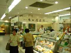 松坂屋１階店。めっさ睨まれてます