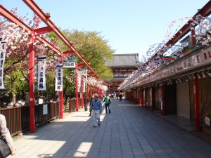 がらーんとした仲見世